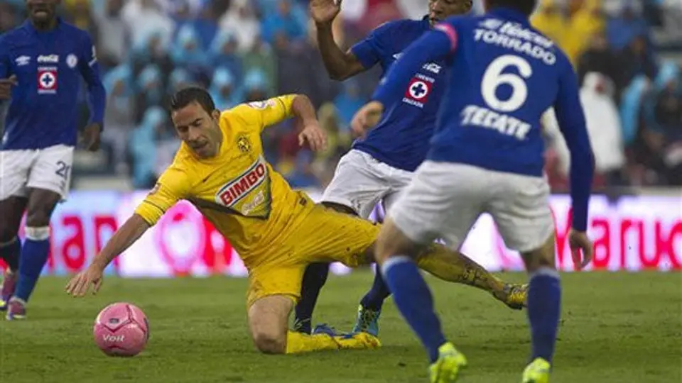 Cruz Azul y América se empapan e igualan en el Clásico Joven