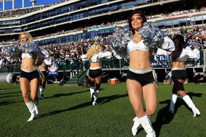 Porristas demandan a los Raiders