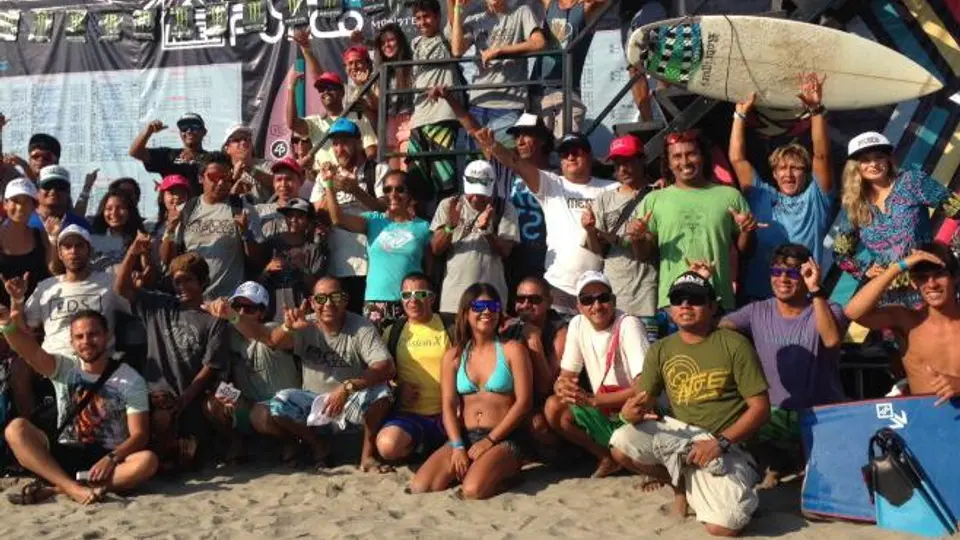 Ganan las olas y reparten premio del Acapulco Pro