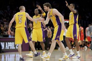 Lakers vence a Rockets y consiguen el séptimo puesto en Playoffs