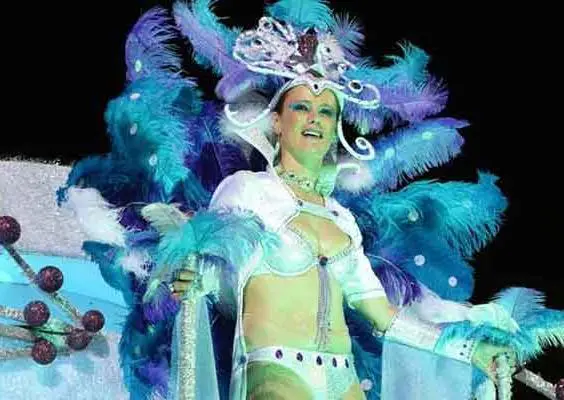 Hermana de CR7 desfila en carnaval de Madeira