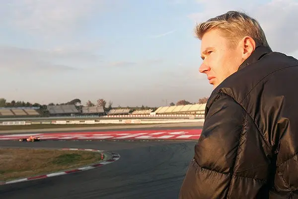 Hakkinen considera lógico que Raikkonen se una a Red Bull