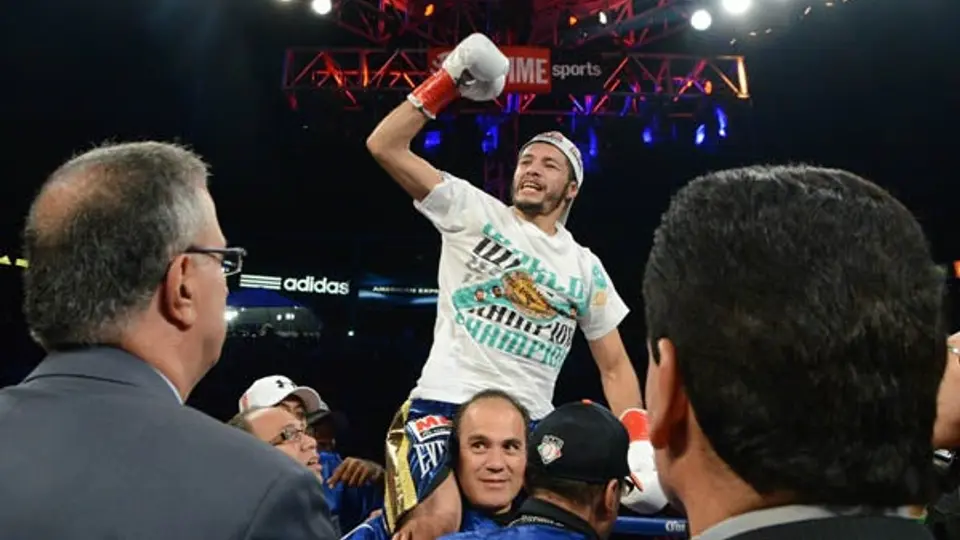 Basta un round a Jhonny González para noquear a Mares