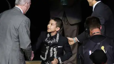 Niño hispano de 11 años que entonó el Himno de EU fue ovacionado