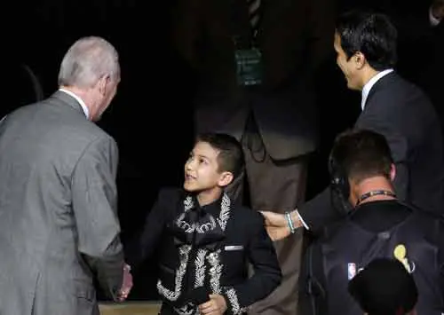 Niño hispano de 11 años que entonó el Himno de EU fue ovacionado