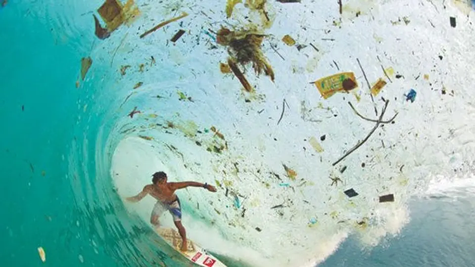 En Indonesia surfean en una ola de basura