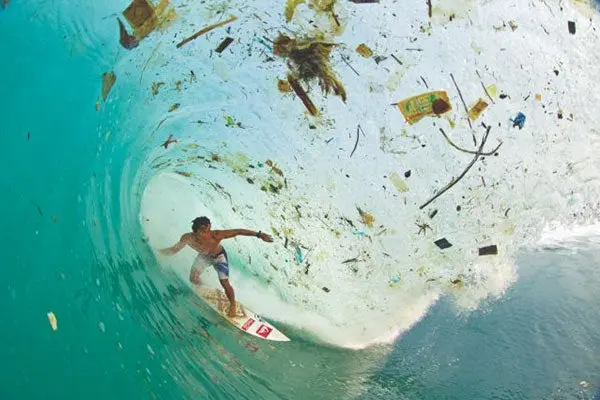 En Indonesia surfean en una ola de basura