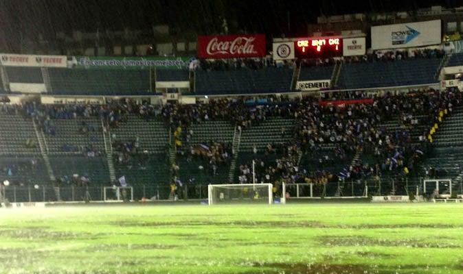 Así se veía la cancha del azul por la lluvia y el granizo | MIGUEL PONTÓN