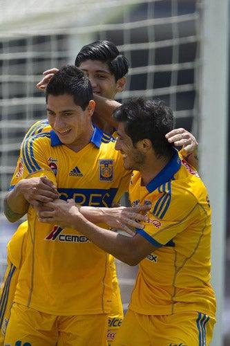 Danilinho fue felicitado por sus compañeros, tras inaugurar el marcador a favor de los norteños | MEXSPORT
