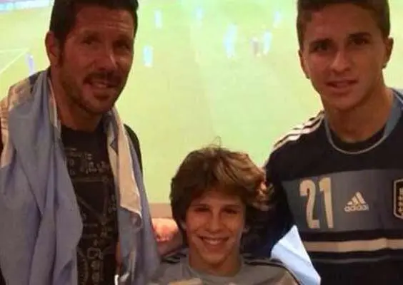 Simeone, en partido de Argentina con sus 'cholitos'