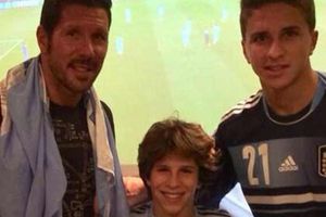 Simeone, en partido de Argentina con sus 'cholitos'