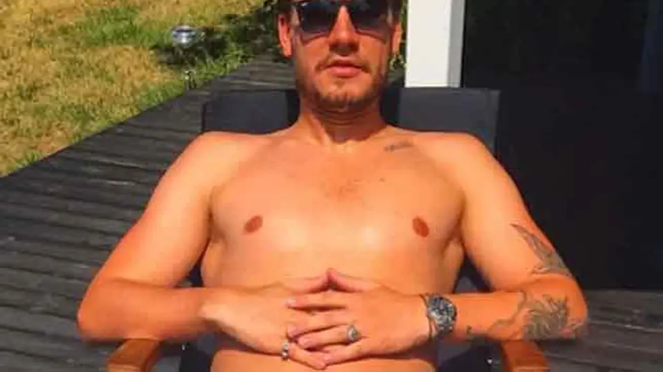 Nicklas Bendtner enseña 'todo' mientras busca club
