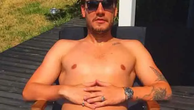 Nicklas Bendtner enseña 'todo' mientras busca club