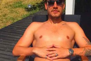 Nicklas Bendtner enseña 'todo' mientras busca club