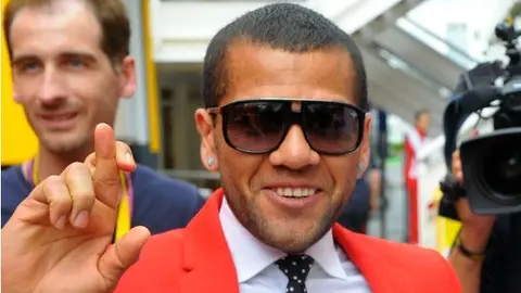 Dani Alves no descarta la posibilidad de salir del Barça
