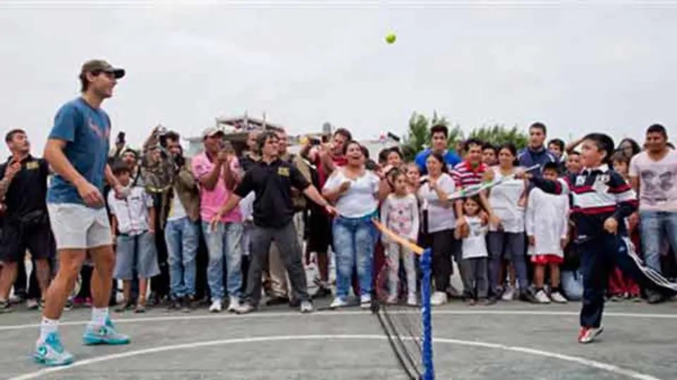Nadal juega en Argentina con niños 'del barrio'
