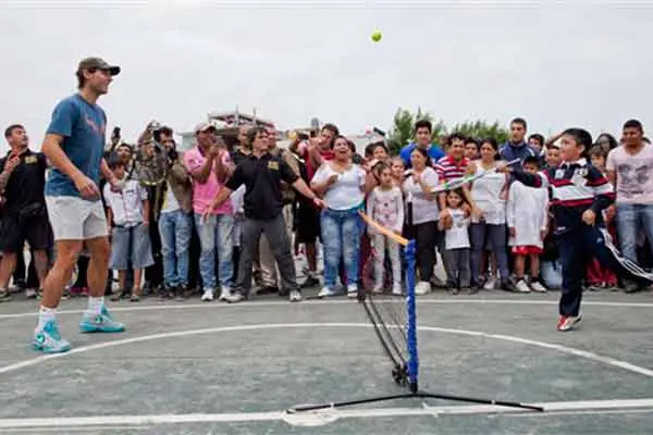 Nadal juega en Argentina con niños 'del barrio'