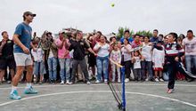 Nadal juega en Argentina con niños 'del barrio'
