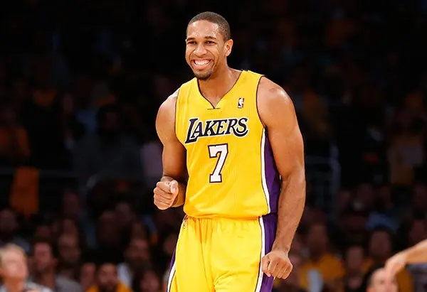 Lakers arrancan la temporada con victoria sobre Clippers