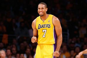 Lakers arrancan la temporada con victoria sobre Clippers