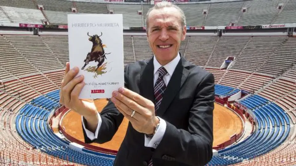 Murrieta presenta su libro de columnas en RÉCORD
