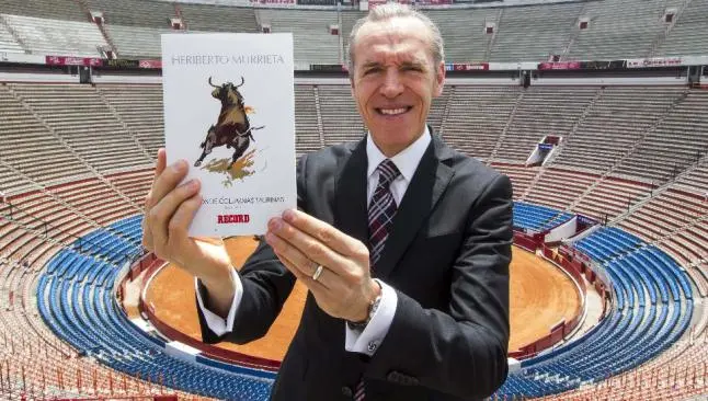 Murrieta presenta su libro de columnas en RÉCORD
