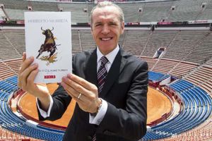 Murrieta presenta su libro de columnas en RÉCORD