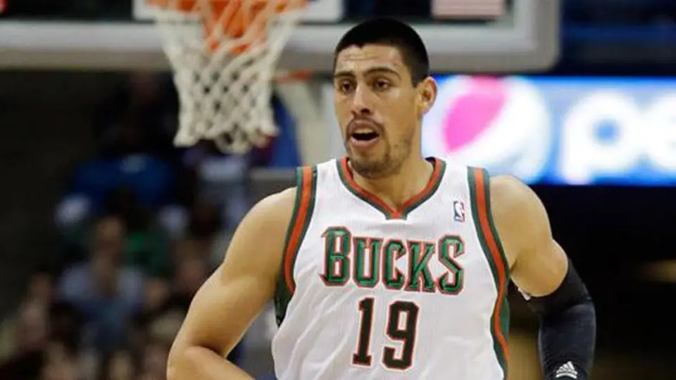 Gustavo Ayón, cortado por los Bucks