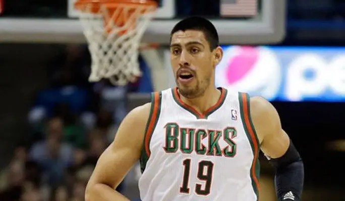 Gustavo Ayón, cortado por los Bucks