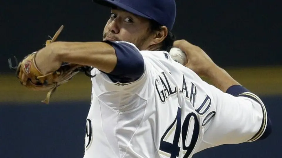 Yovani Gallardo pega cuadrangular con Milwaukee