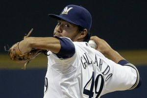 Yovani Gallardo pega cuadrangular con Milwaukee