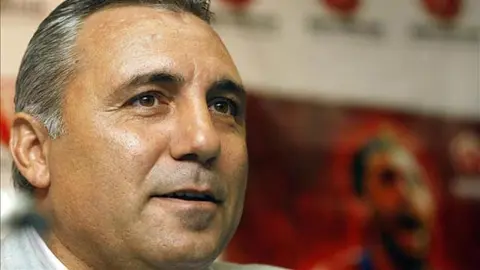 Stoichkov recibe multa por insultar a federativo búlgaro