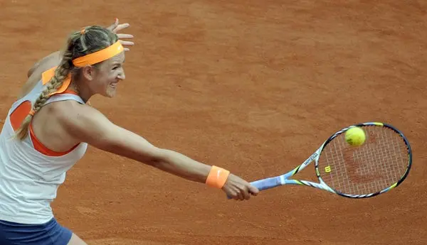 Azarenka supera a Cornet y avanza en Roland Garros