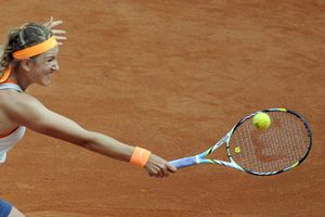 Azarenka supera a Cornet y avanza en Roland Garros