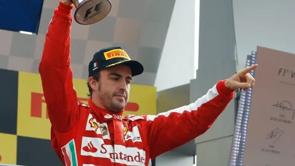 Alonso, aclamado en el podio de Monza