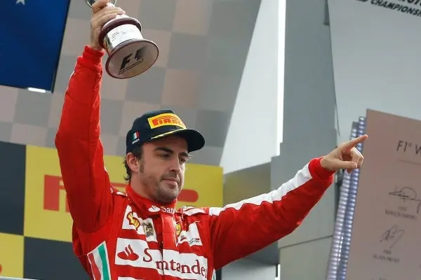 Alonso, aclamado en el podio de Monza