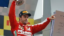 Alonso, aclamado en el podio de Monza