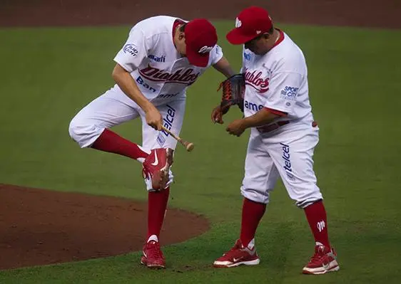 Diablos derrota a Tigres en juego suspendido por lluvia