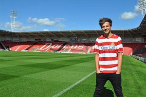 Doncaster Rovers ficha a integrante de One Direction