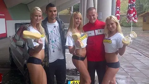 El NEC incentiva a sus jugadores con sexys lavados de coche gratuitos