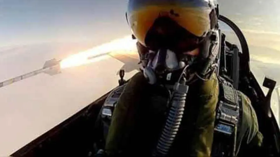 Piloto se toma selfie mientras dispara misil