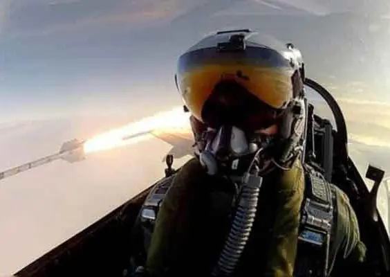 Piloto se toma selfie mientras dispara misil