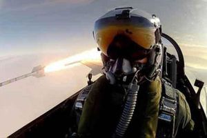 Piloto se toma selfie mientras dispara misil