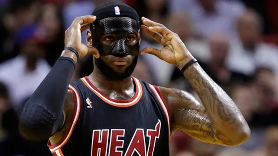 LeBron James sale a jugar con una máscara