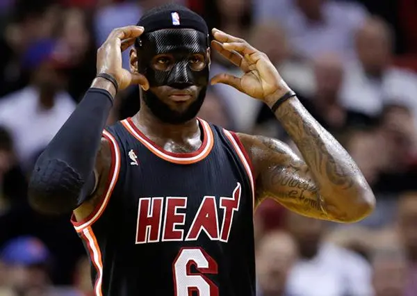 LeBron James sale a jugar con una máscara