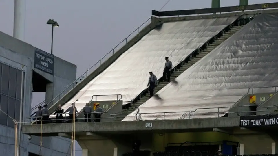 Mujer salta del tercer piso en estadio de Raiders