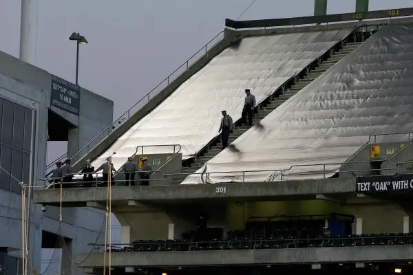 Mujer salta del tercer piso en estadio de Raiders