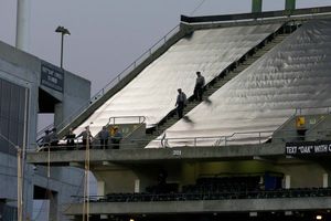 Mujer salta del tercer piso en estadio de Raiders