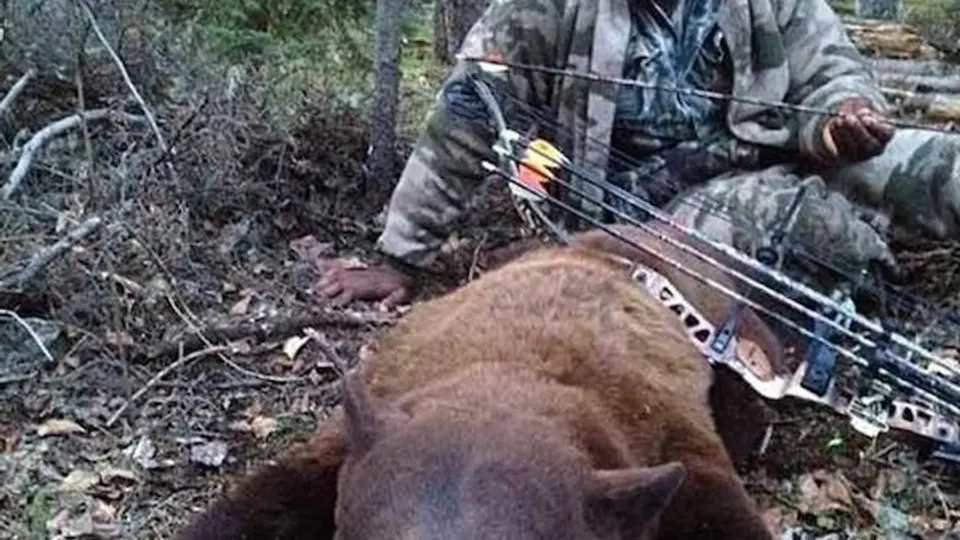 Karl Malone, criticado por posar con oso muerto