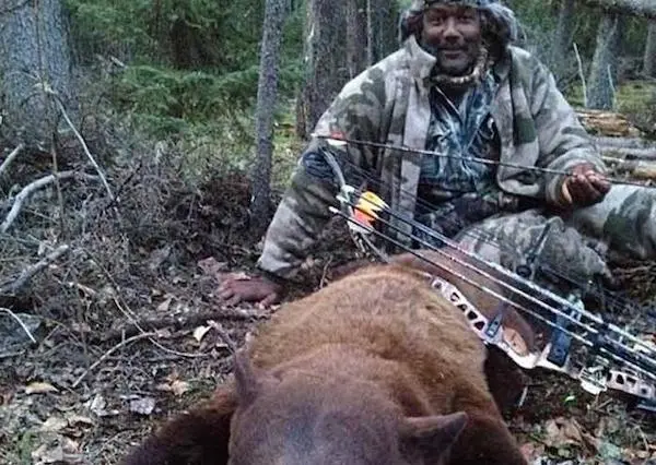 Karl Malone, criticado por posar con oso muerto